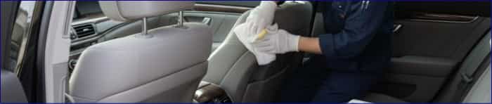 車内嘔吐を自分で清掃する様子